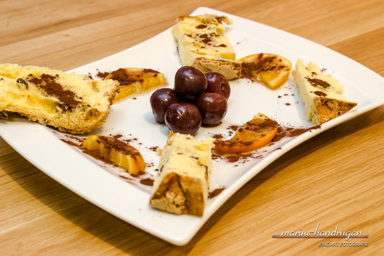 Kuchen mit Kirschen auf dem Teller