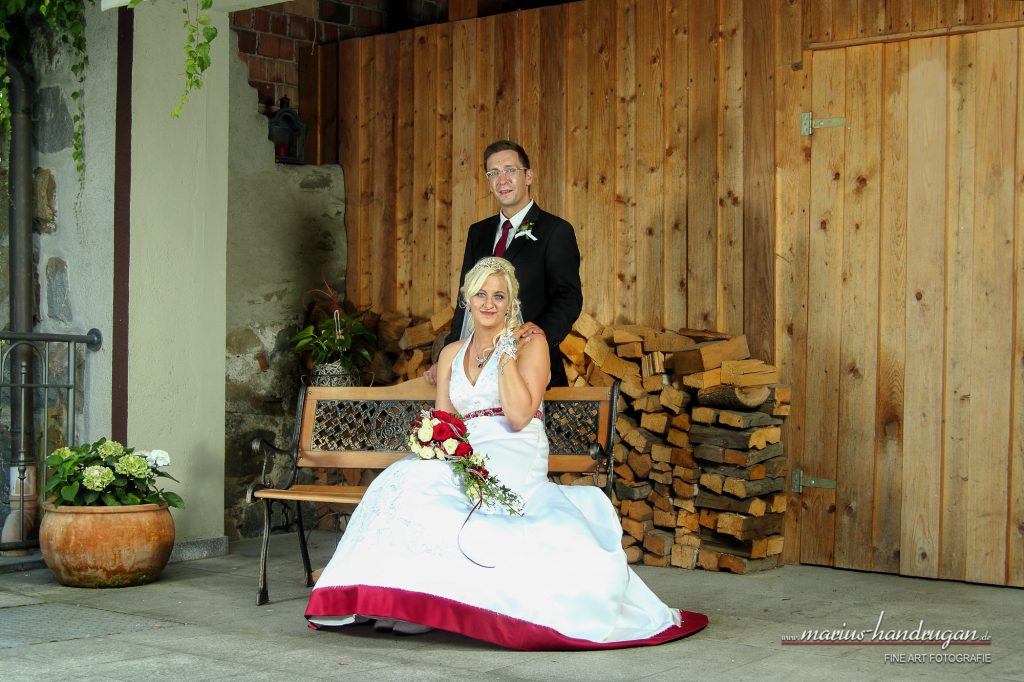 Brautpaar auf der Bank sitzend