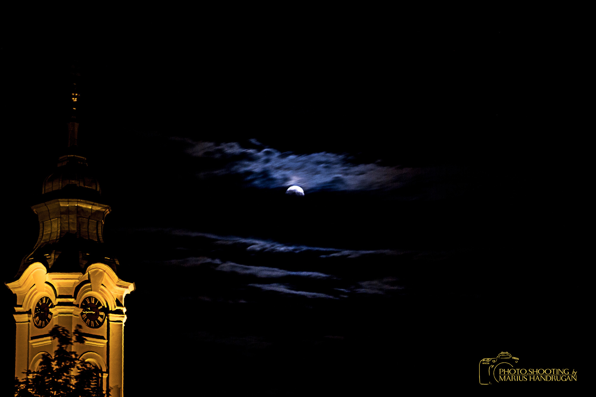 Kirchturm im Vollmond