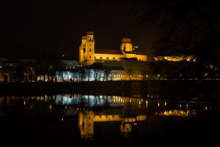 Nachtaufnahme vom Dom in Passau