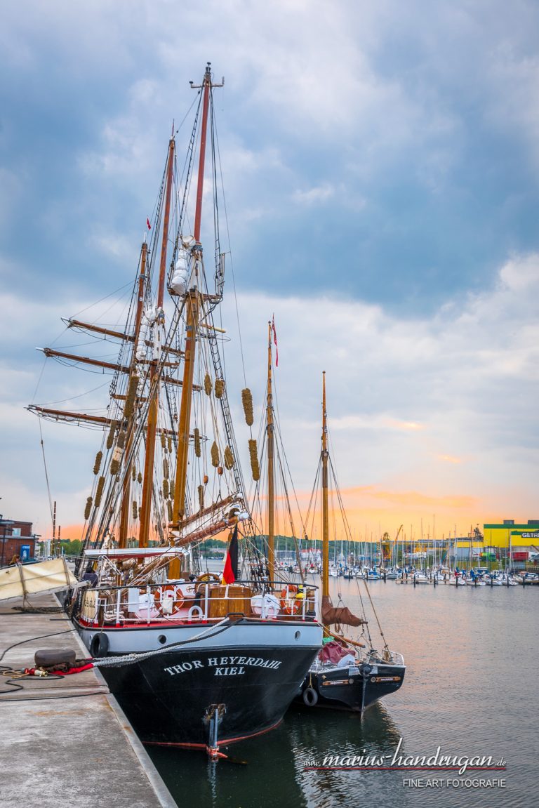 Altes Schiff im Hafen Kiel