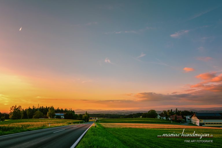 Sonnenuntergang mit unendliche Straße