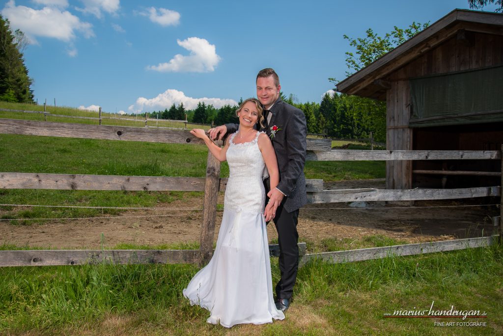 Sommerliche Landhochzeit auf der Alm mit dem Brautpaar