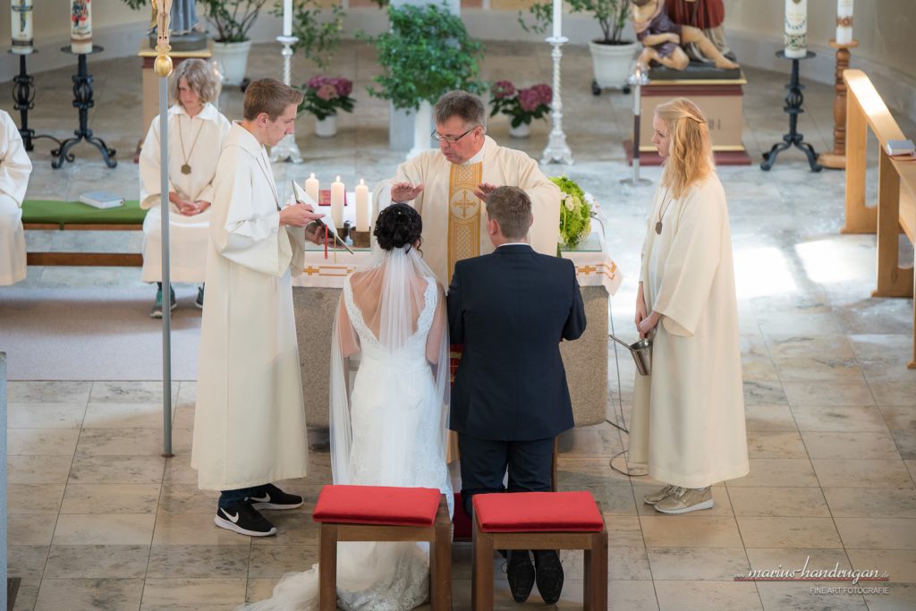 Brautpaar bei Ihrer Hochzeit in der Kirche vor dem Pfarrer