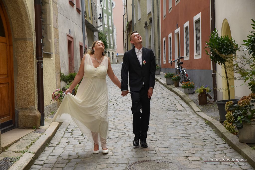 Romantisches Hochzeitsfotos in den Gassen von Passau
