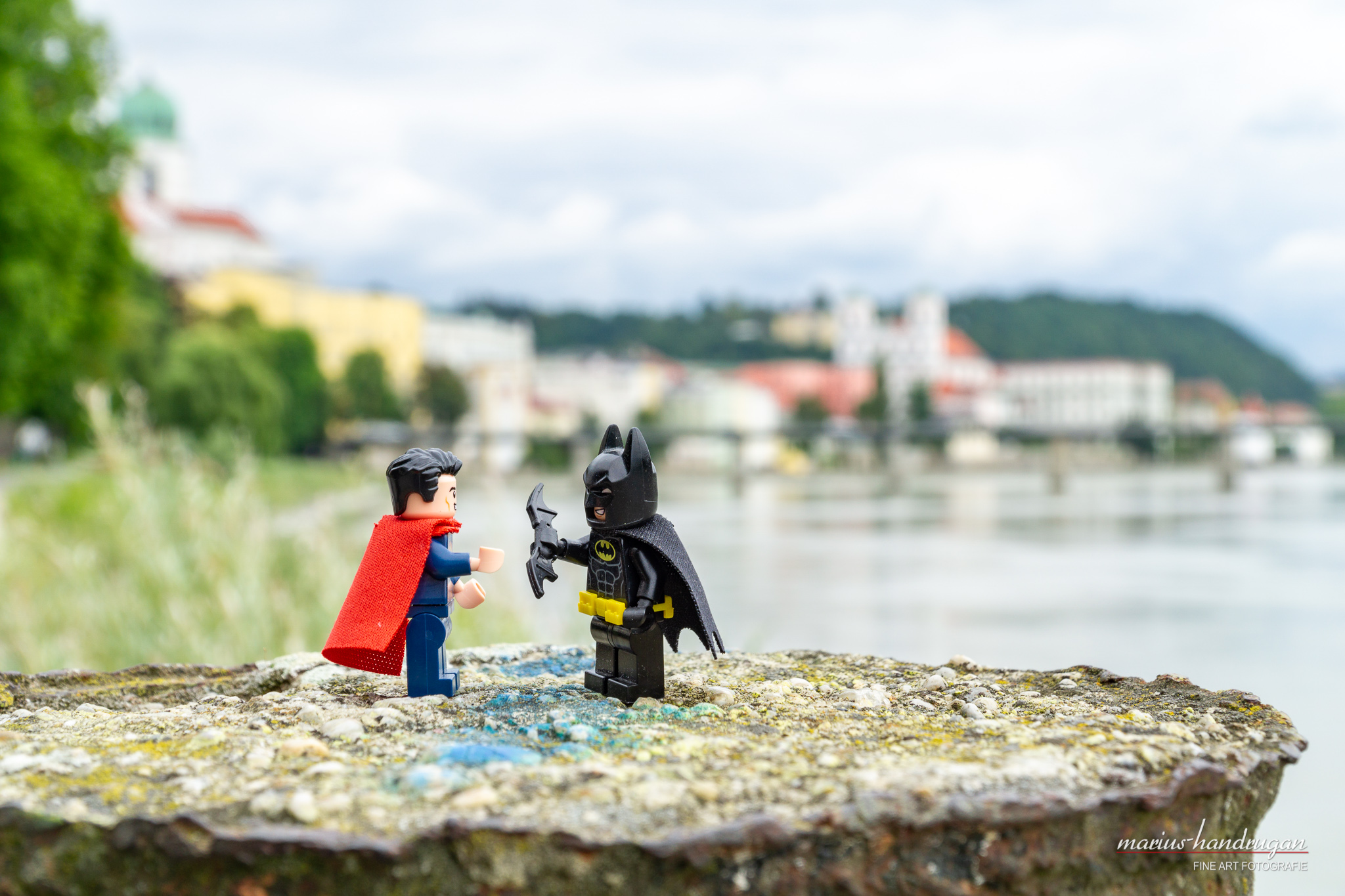 Lego Batman und Lego Superman im Kampf vor der Dreiflüssestadt