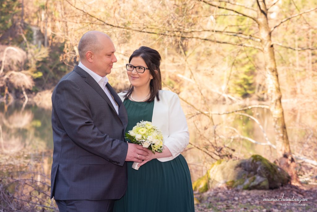 Romantische Hochzeitsfotos im Steinbruch