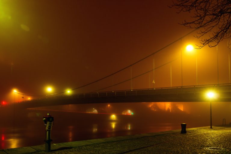 Hängebrücke in Passau im Nebel